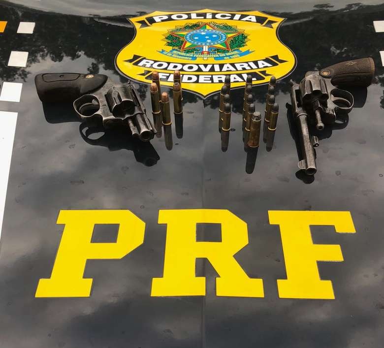 Em fiscalização, PRF prende duas pessoas portando arma de fogo Em fiscalização, PRF prende duas pessoas portando arma de fogo
