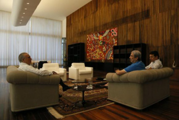 Governo quer esclarecer população sobre importância da reforma da Previdência O presidente Michel Temer neste domingo (7), no Palácio da Alvorada, com o relator da reforma da Previdência na comissão especial da Câmara, deputado Arthur Maia (PPS-BA), e o ministro da Secretaria de Governo, Antonio Imbassahy. Chegaram depois ao encontro, o ministro da Fazenda, Henrique Meirelles, o ministro da Secretaria-Geral da Presidência da República, Moreira Franco, e o deputado Darcísio Perondi (PMDB-RS)Imagem de reprodução/Twitter do Palácio do Planalto/direitos reservados