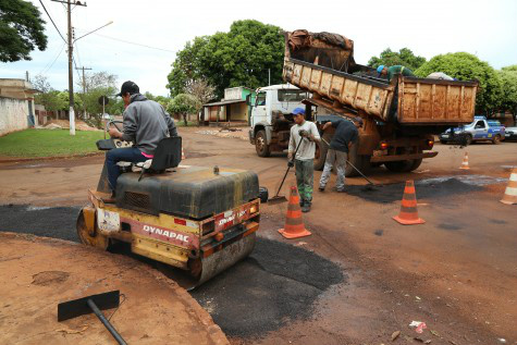 Equipe trabalha na região do Parque das Nações II para recuperar as ruas danificadas pelas chuvas (Foto: A. Frota)