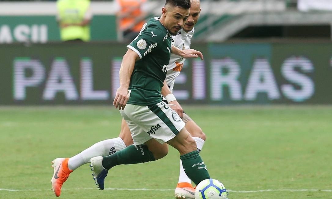 Dudu marca golaço, mas Palmeiras só empata e se distancia do Fla Willian é marcado por Fábio Santos Foto: RAHEL PATRASSO / REUTERS