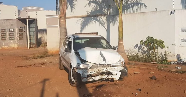 Condutor fica ferido ao perder o controle da direção e colidir com muro de residência Foto: Carlos Yukio.