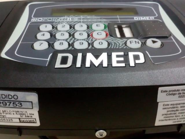 Pontos eletrônicos são danificados com cola no CEM Um dos pontos eletrônicos sabotado.