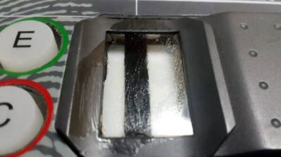 Pontos eletrônicos são danificados com cola no CEM Local onde foi colocado a cola plástica, impedindo leitura biométrica.