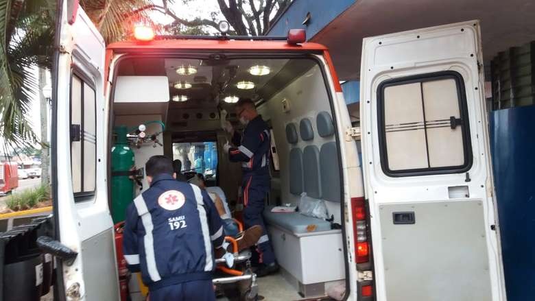Homem é socorrido em estado grave, após levar facada no peito Homem ferido pediu socorro a populares e foi socorrido. Osvaldo Duarte