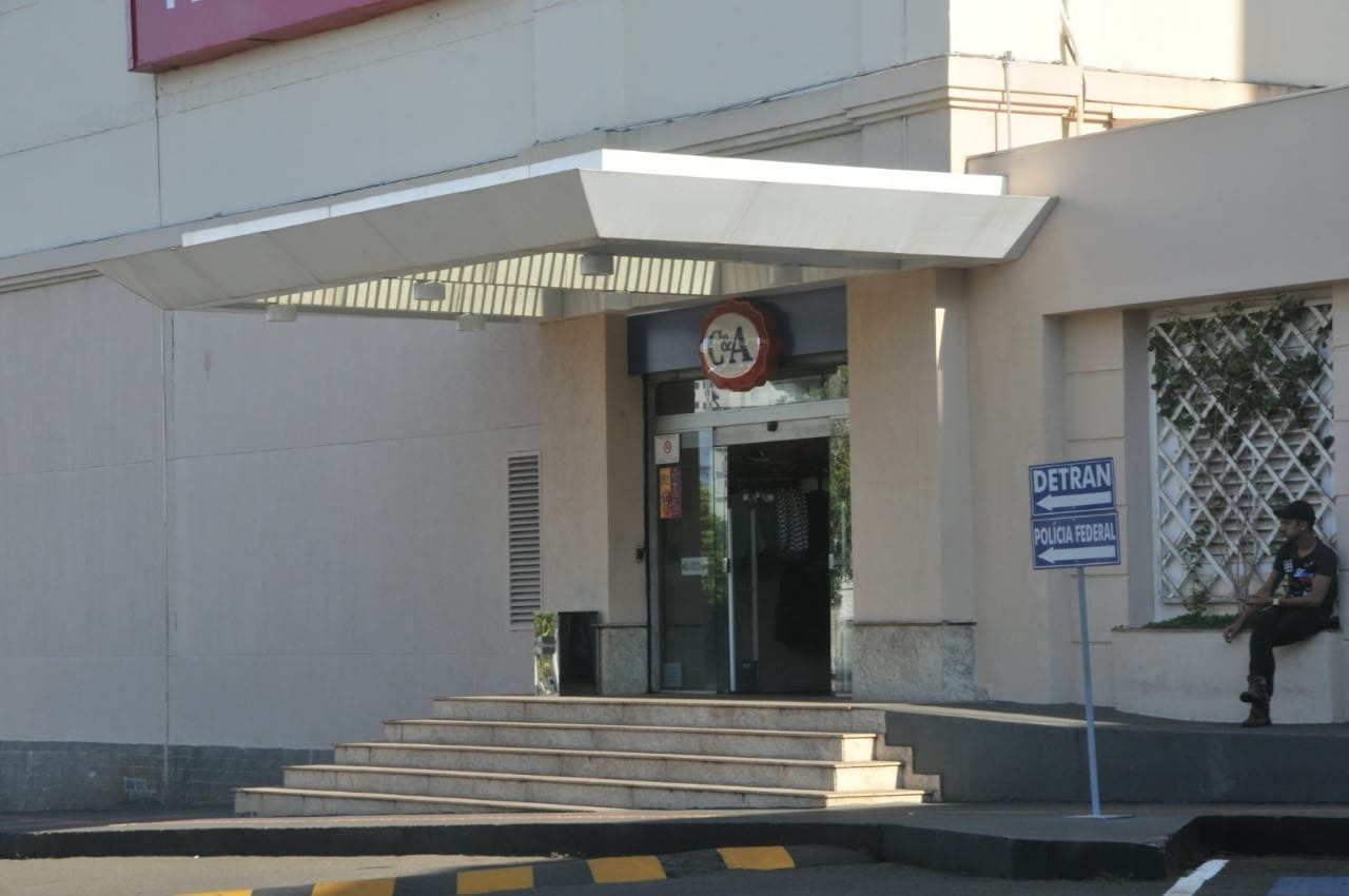 Porta da loja pode ser acessada pelo estacionamento. Valdenir Rezende / Correio do Estado