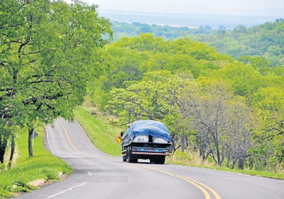 Rodovias como a MS-080, saída para Rochedo, parecem desertas e só o mato acompanha - Foto: Valdenir Rezende / Correio do Estado