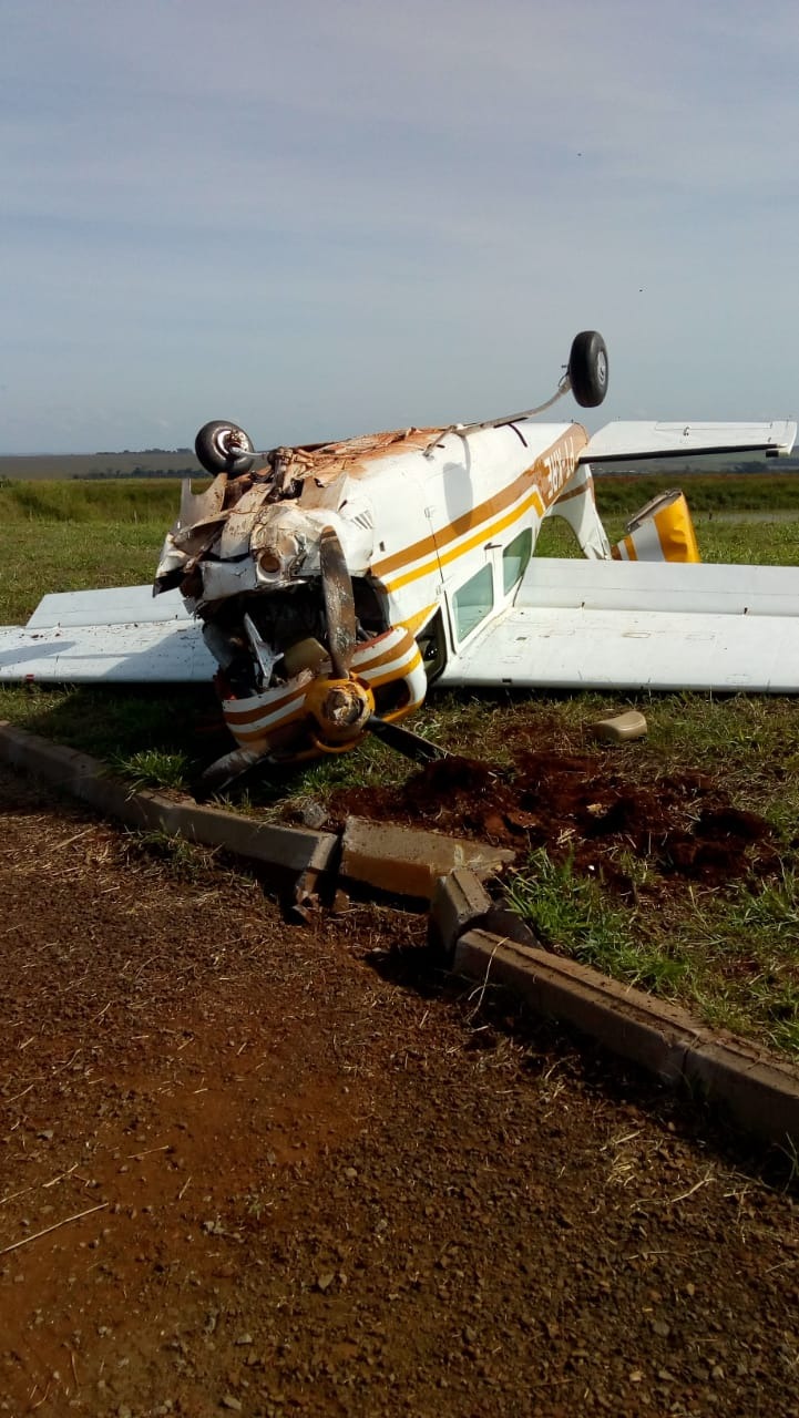 Avião cai em Dourados e tripulantes são socorridos por funcionários de cooperativa divulgação