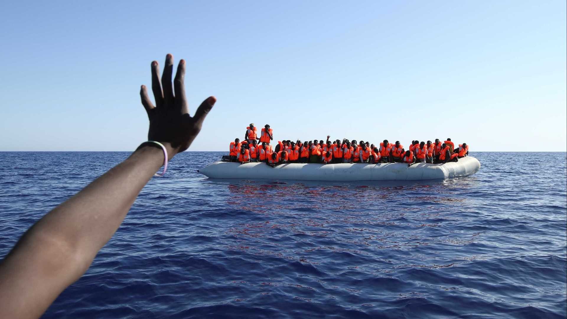 Espanha resgata embarcação com 400 pessoas que tentavam chegar ao país