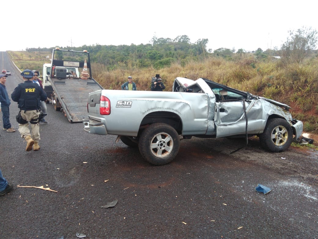 Dois homens morrem em capotagem de caminhonete S-10 na BR-262 Veículo onde estavam vítimas ficou completamente destruído - Foto: Gabriela Couto