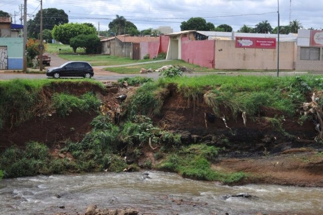 Erosão avança sobre asfalto da avenida Ernesto Geisel. (Foto: Alcides Neto)
