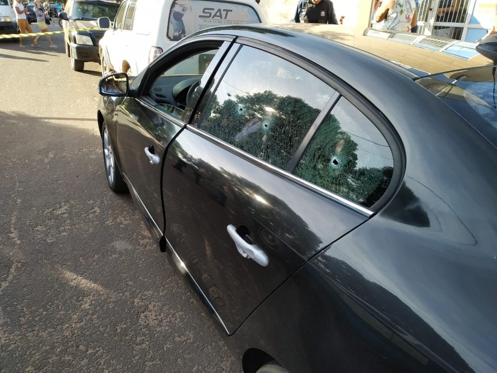 Pai de suspeito de homicídio pode ter sido morto por vingança Vítima estava dentro de um carro Renault Fluence. Polícia Civil/Divulgação