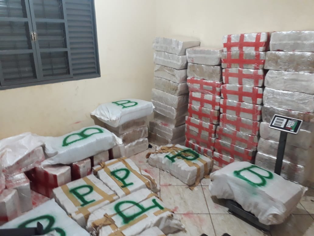 PM apreende mais de 2 toneladas de maconha em casa na fronteira 2.375 quilos de maconha em um dos quartos da casa. PM/Divulgação