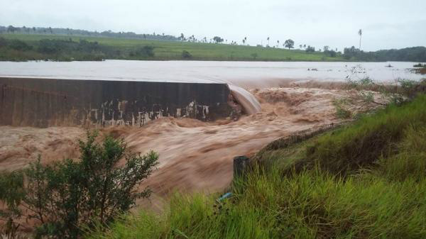 Defesa Civil de Iguatemi alerta para possível rompimento da barragem Parte da barragem do Rio já foi rompida e Defesa Civil está em alerta (Foto:Divulgação/Defesa Civil de Iguatemi)