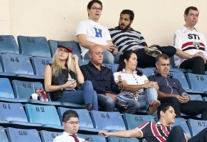 Em noite de paixão, Pato faz hat-trick e São Paulo derrota o Capivariano Inspirado, Pato fez o hat-trick na vitória do São Paulo e viveu uma noite de lua de mel com a namorada e com a torcida no Pacaembu. (Foto: Alê Cabral/Lancenet)