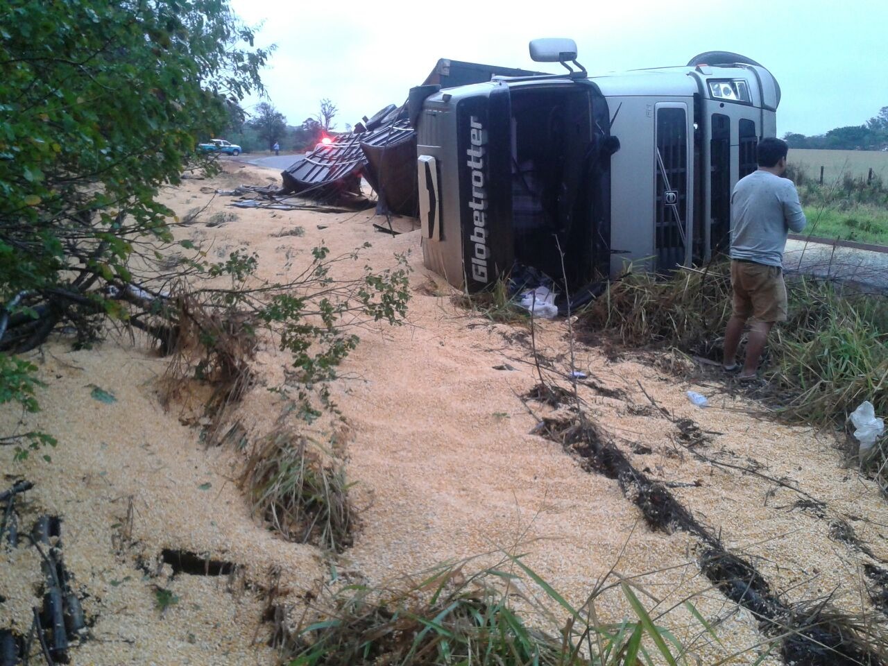 Carreta tomba na MS-040 e carga de milho espalha pela via Caminhão foi carregado com 37 toneladas de milho em Itiquira (MT) e seguiria para Santos (SP) - Foto: Gerson Oliveira