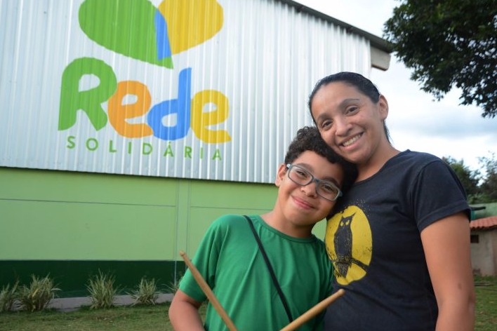 Hoje, a rotina de João inclui aulas de percussão, bateria, karatê, informática, vôlei e futsal.
