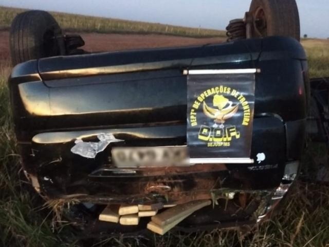 Após fuga, motorista capota carro e é preso com 348 kg de maconha Divulgação