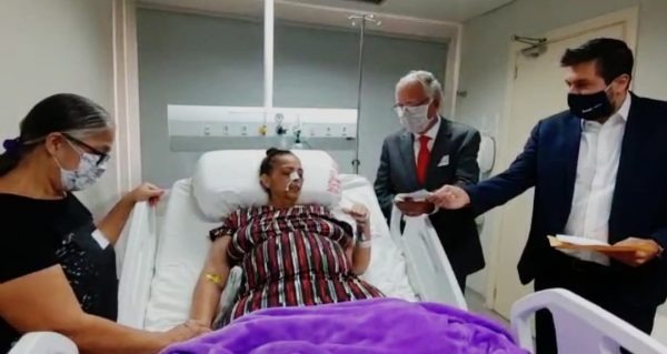 Advogada morre uma semana após realizar sonho de receber a carteira da OAB Momento em que Lúcia recebeu a carteira da OAB
Foto/Divulgação