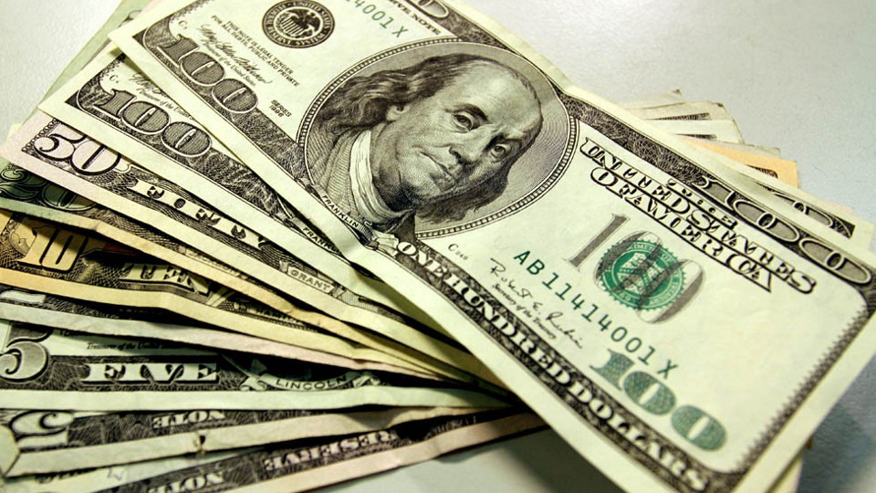Dólar abre em queda nesta segunda-feira Dólar abre em queda nesta segunda-feira