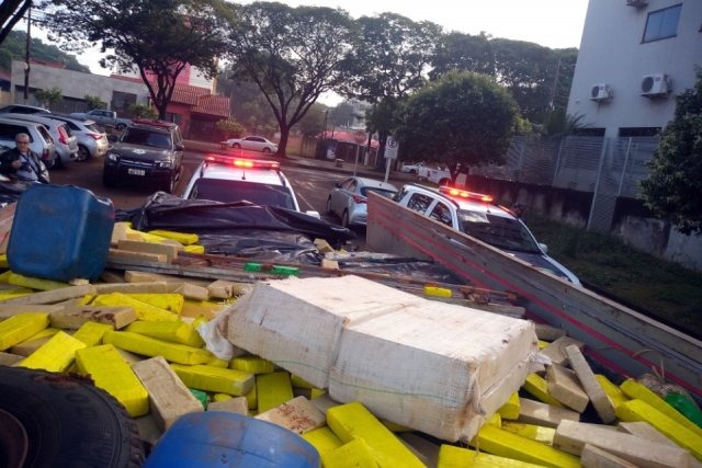 PM apreende 4,9 toneladas de maconha em caminhão atolado PM apreende 4,9 toneladas de maconha em caminhão atolado