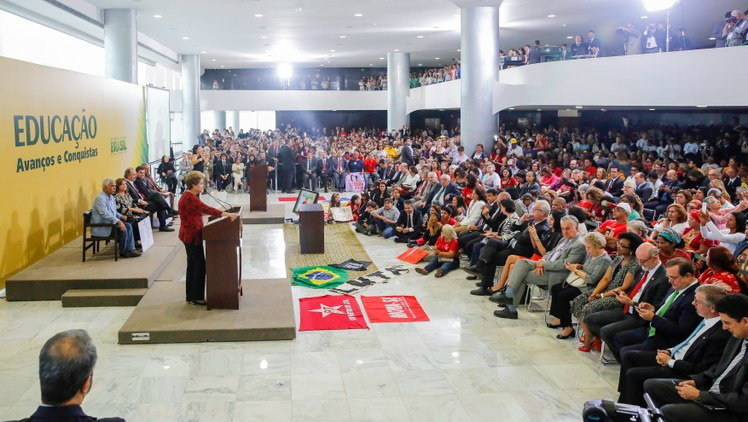 A Presidenta Dilma durante cerimônia de anúncio de criação de novas universidades no Palácio do Planalto (Foto: Roberto Stuckert Filho/PR)