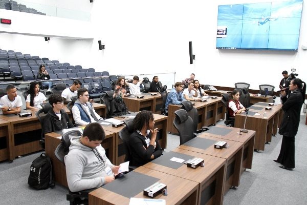 Violência contra a mulher é o centro das discussões em sessão do Parlamento Jovem Delegada Joilce Silveira Ramos palestra sobre a Lei Maria da Penha no início dos trabalhos. Foto: Wagner Guimarães