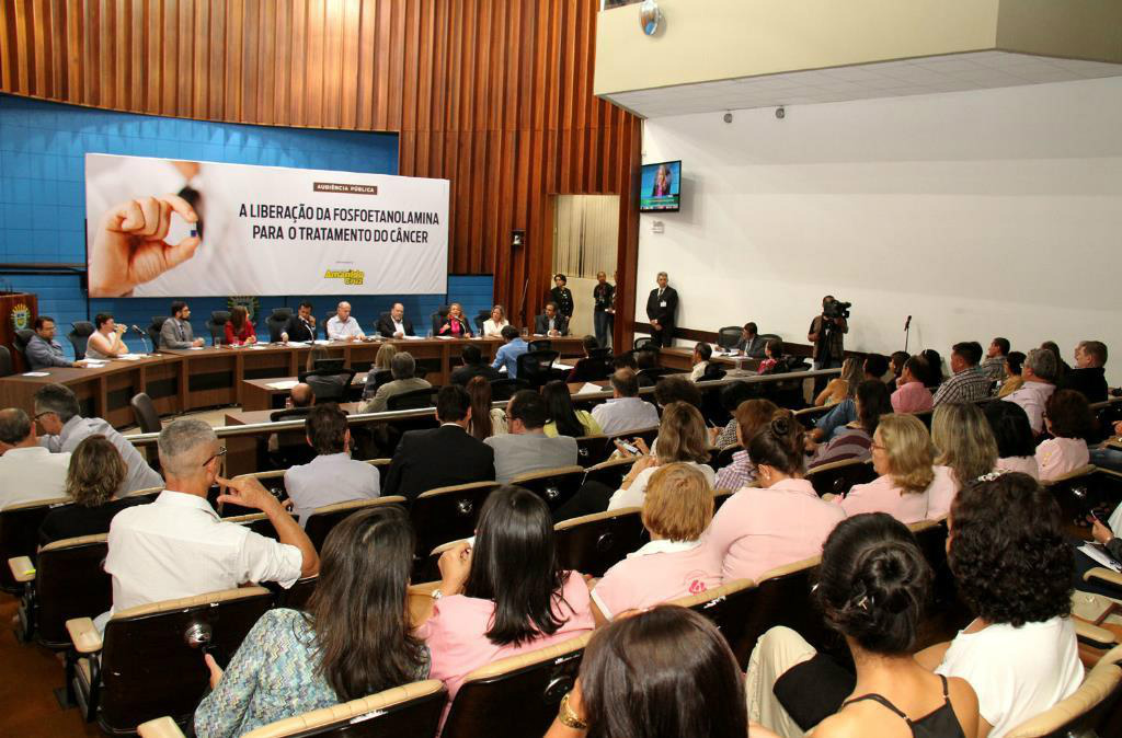 Pílula do câncer é esperança a pacientes, reforça audiência pública Audiência pública ampliou debate sobre o uso da fosfoetanolamina para o tratamento do câncer (Foto: Wagner Guimarães )
