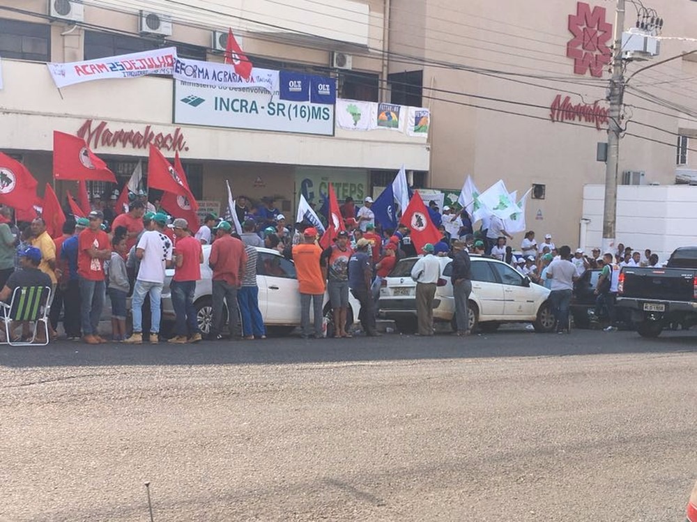 Manifestantes de movimentos sociais na frente do prédio do Incra (Foto: Alexandre Cabral)