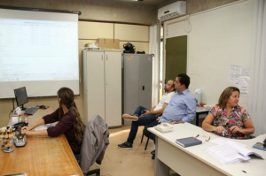 Empresas e Governo travam guerra sobre valor máximo do kit escolar Grupo se reúne para abertura das propostas na Secretaria de Administração (Foto: Marcos Ermínio)