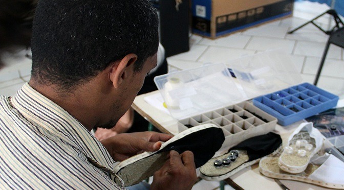 Customização de calçados é opção de trabalho e renda para detentos