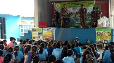 Crianças atentas às orientações repassadas pelos participantes do projeto Florestinha.

