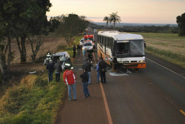 Colisão deixa um morto na rodovia que liga Dourados a Fátima Acidente ocorreu na madrugada desta quinta-feira entre Dourados e Fátima do Sul - Fotos: Osvaldo Duarte