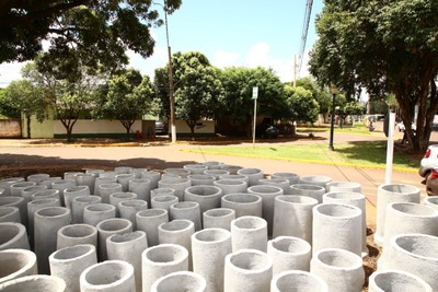 Prefeitura investe recursos próprios em frentes de drenagem na cidade Já estão no local tubos para obra que irá resolver problema de inundação no início da rua Monte Alegre com avenida Guaicurus. Foto: A. Frota