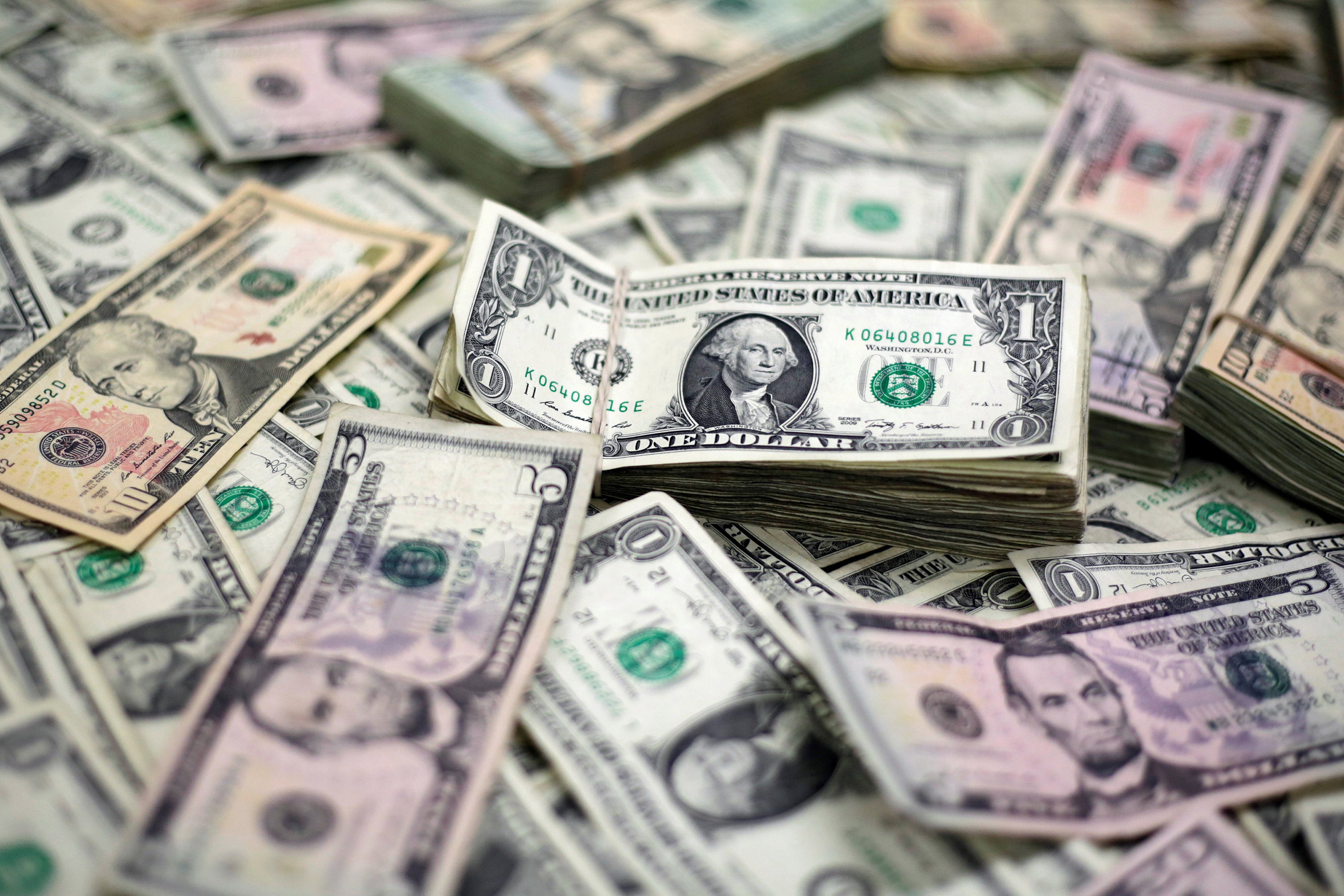 Dólar opera em queda, abaixo de R$ 3,75, de olho em cena eleitoral (Jose luiz Gonzales/Reuters)