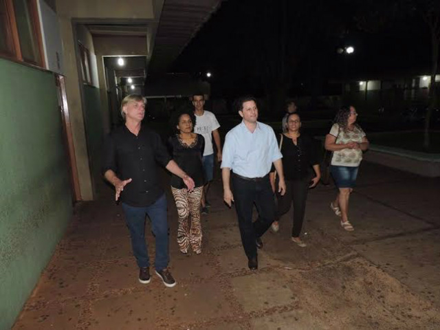 Em reunião com vereador Dirceu Longhi, APM da Escola Capilé destaca melhorias Vereador Dirceu, diretoria da Escola Capilé com APM e Deputado Estadual Renato Camara em visita a escola (Foto:Divulgação)