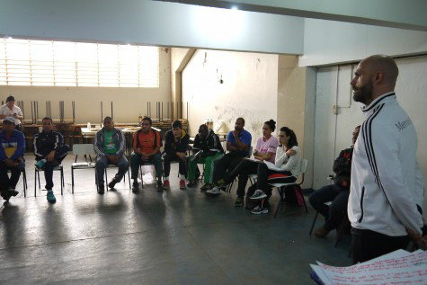 Instrutores de escolinhas recebem curso internacional em Dourados O alemão Sascha Bauer é um dos que ministra o curso aos instrutores (Foto:- Max Rocha/Assecom)