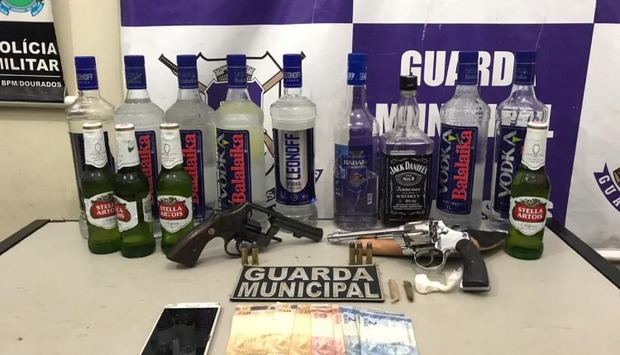 Drogas, bebidas e armas são apreendidas em festa com adolescentes Drogas, bebidas e armas são apreendidas em festa com adolescentes
