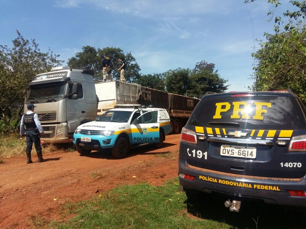 PRF e PRE apreendem duas carretas com cigarros contrabandeados