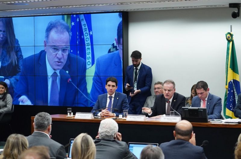 Confira principais mudanças no relatório da reforma da Previdência Deputado Samuel Moreira (PSDB-SP) lê o parecer na reunião da comissão nesta quinta. Divulgação/Câmara dos Deputados