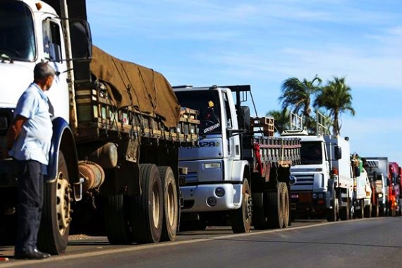 Senado aprova MPs que governo negociou com caminhoneiros para encerrar greve Senado aprova MPs que governo negociou com caminhoneiros para encerrar greve