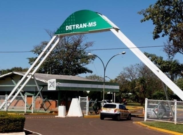 Detran promove leilão eletrônico de 1,2 mil veículos para desmanche Detran promove leilão eletrônico de 1,2 mil veículos para desmanche