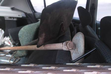 Uma pá e uma enxada foram encontradas no carro onde estavam os adolescentes Foto: Thiago Freitas / Extra