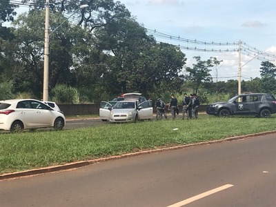 Polícia acredita que bandidos pretendiam levar carro para o Paraguai (Foto: Cláudia Gaigher/TV Morena)

