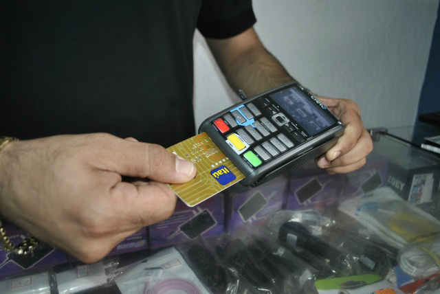 Consumidor já reclama de cobrança em compras com cartão Se sancionada lei, compras por cartão podem ter valor diferenciado - Foto: Osvaldo Duarte