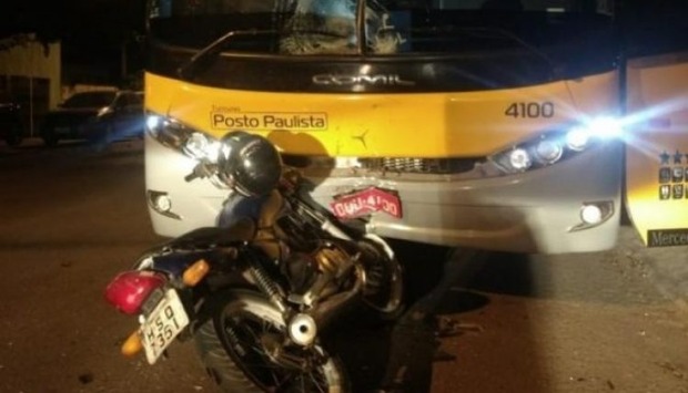 Morre motociclista que colidiu com ônibus parado na contramão Morre motociclista que colidiu com ônibus parado na contramão