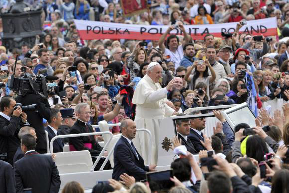 Papa Francisco chega à Praça São Pedro, para audiência geral, onde pede ao Brasil paz, oração e diálogo (Foto:Giorgio Onorati/EPA/Agência Lusa)