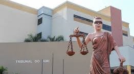 Policial que atirou em motorista após briga de trânsito vai a júri hoje Policial que atirou em motorista após briga de trânsito vai a júri hoje