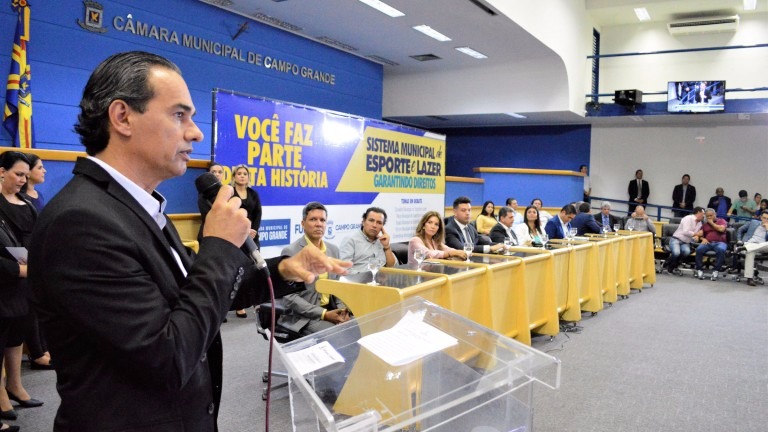 Com a presença de ministro, prefeito dá largada a nova política esportiva Com a presença de ministro, prefeito dá largada a nova política esportiva