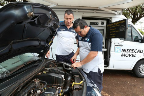 Inspeção veicular é feita gratuitamente por seguradora no estacionamento da prefeitura (Foto A. Frota)
