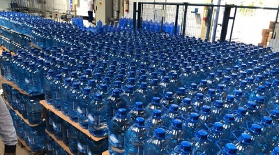 São 1.030 colhões, 250 cestas básicas, 150 kits com fraldas e pomadas para crianças e idosos, além de 10 mil galões de água.
